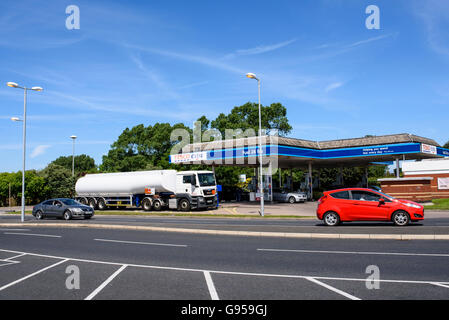 Camion-citerne d'essence à la livraison de carburant à une station de remplissage tesco clifton retail park, Blackpool, lancashire, uk Banque D'Images