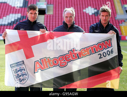 Sven Goran Eriksson (C), directeur de l'Angleterre, avec Steven Gerrard (L) et David Beckham sur le terrain après une conférence de presse à Anfield, Liverpool, le mardi 28 février 2006, avant leur match international amical contre l'Uruguay demain.Voir PA Story FOOTBALL England.APPUYEZ SUR ASSOCIATION photo.Le crédit photo devrait se lire: Martin Rickett/PA. Banque D'Images