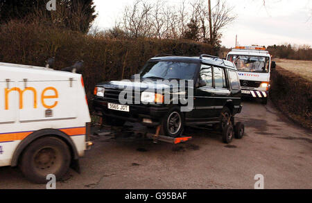 53 millions de raid se sont poursuivis à un rythme soutenu aujourd'hui alors que les agents ont fouté une ferme tentaculaire à Staplehurst, dans le Kent. Des dizaines de véhicules et d'officiers, certains avec des chiens, ainsi qu'une unité de recherche spécialisée, ont été vus à Elderden Farm, dans Chart Hill Lane. Des équipes d'officiers vêtus de noir ont cherché méthodiquement les champs environnants, le propriétaire des locaux ayant été nommé homme d'affaires John Fowler. Plus tôt aujourd'hui, la police a effectué des contrôles routiers dans des sites clés de Kent liés au vol. Voir l'histoire des PA VOL DE POLICE. APPUYEZ SUR ASSOCIATION photo. Le crédit photo devrait se lire : John Stillwell/PA. Banque D'Images