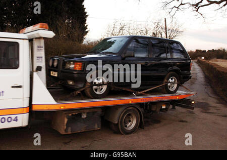 53 millions de raid se sont poursuivis à un rythme soutenu aujourd'hui alors que les agents ont fouté une ferme tentaculaire à Staplehurst, dans le Kent. Des dizaines de véhicules et d'officiers, certains avec des chiens, ainsi qu'une unité de recherche spécialisée, ont été vus à Elderden Farm, dans Chart Hill Lane. Des équipes d'officiers vêtus de noir ont cherché méthodiquement les champs environnants, le propriétaire des locaux ayant été nommé homme d'affaires John Fowler. Plus tôt aujourd'hui, la police a effectué des contrôles routiers dans des sites clés de Kent liés au vol. Voir l'histoire des PA VOL DE POLICE. APPUYEZ SUR ASSOCIATION photo. Le crédit photo devrait se lire : John Stillwell/PA. Banque D'Images