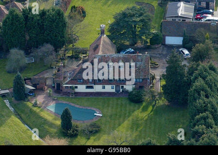 53 millions de raid se sont poursuivis à un rythme soutenu aujourd'hui alors que les agents ont fouté une ferme tentaculaire à Staplehurst, dans le Kent. Des dizaines de véhicules et d'officiers, certains avec des chiens, ainsi qu'une unité de recherche spécialisée, ont été vus à Elderden Farm, dans Chart Hill Lane. Des équipes d'officiers vêtus de noir ont cherché méthodiquement les champs environnants, le propriétaire des locaux ayant été nommé homme d'affaires John Fowler. Plus tôt aujourd'hui, la police a effectué des contrôles routiers dans des sites clés de Kent liés au vol. Voir l'histoire des PA VOL DE POLICE. APPUYEZ SUR ASSOCIATION photo. Le crédit photo devrait se lire : John Stillwell/PA. Banque D'Images