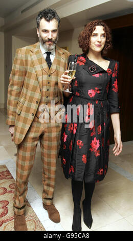 Daniel Day-Lewis et sa femme Rebecca Miller pendant l'après-midi pour Arthur Miller's 'Resurrection Blues', qui se présente actuellement au Old Vic, de l'hôtel Riverbank Plaza, sud de Londres, le vendredi 3 mars 2006. APPUYEZ SUR ASSOCIATION photo. Le crédit photo devrait se lire: Jane Mingay/PA Banque D'Images