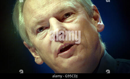 Francis Maude, président du Parti conservateur, s'adresse à la Conférence du Parti conservateur écossais, salle de concert de Perth, le samedi 4 mars 2006. APPUYEZ SUR ASSOCIATION PHOTO. Le crédit photo devrait se lire comme suit : Danny Lawson /PA Banque D'Images