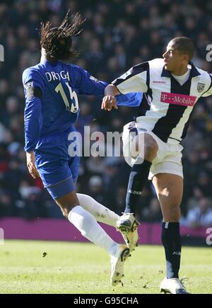 Soccer - FA Barclays Premiership - West Bromwich Albion / Chelsea - The Hawthorns.Didier Drogba, de Chelsea, tente de gagner un franc-pied de Curtis Davies, de West Bromwich Albion Banque D'Images