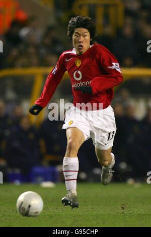 Le parc Ji-Sung de Manchester United en action contre Wolverhampton Wanderers lors du quatrième tour de la coupe FA à Molineux, Wolverhampton, dimanche 29 janvier 2006. APPUYEZ SUR ASSOCIATION photo. Le crédit photo devrait se lire: Nick Potts/PA Banque D'Images