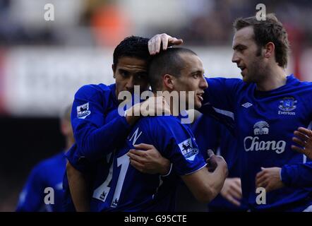 Soccer - FA Barclays Premiership - West Ham United v Everton - Upton Park.Leon Osman d'Everton célèbre avec Tim Cahill (l) et James McFadden (r) après avoir obtenu le but égalisateur contre West Ham United Banque D'Images