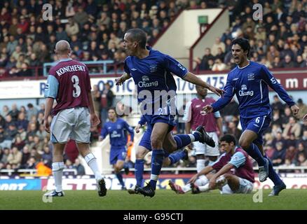 Soccer - FA Barclays Premiership - West Ham United v Everton - Upton Park.Leon Osman (c) d'Everton célèbre le but égalisateur contre West Ham United (Mikael Arteta (r)) Banque D'Images