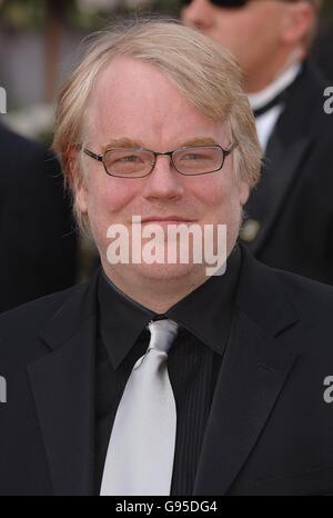 Philip Seymour Hoffman, nommé dans la catégorie meilleure performance par un acteur dans une catégorie de rôle de premier plan pour sa part dans Capote, arrive sur le tapis rouge. Banque D'Images