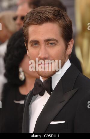 Jake Gyllenhaal, nommé dans la catégorie meilleure performance par un acteur dans une catégorie de rôle de soutien pour sa part dans Brokeback Mountain, arrive sur le tapis rouge. Banque D'Images