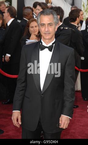 David Strathairn, nommé dans la catégorie meilleure performance par un acteur d'un Roleleader pour sa part dans Good Night & Good Luck arrive sur le tapis rouge. Banque D'Images