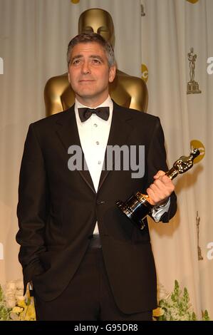 Academy Awards - Oscars - Kodak Theatre.George Clooney reçoit l'Oscar de la meilleure performance d'un acteur dans un rôle de soutien Banque D'Images