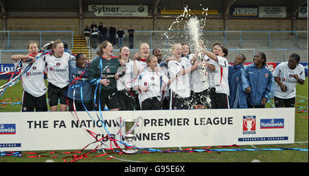 Soccer - FA Nationwide Women's Premier League Cup final - Charlton Athletic v Arsenal - Causeway Stadium.L'équipe de Charlton Athletic célèbre la victoire de la coupe Premier League de la FA contre Arsenal. Banque D'Images