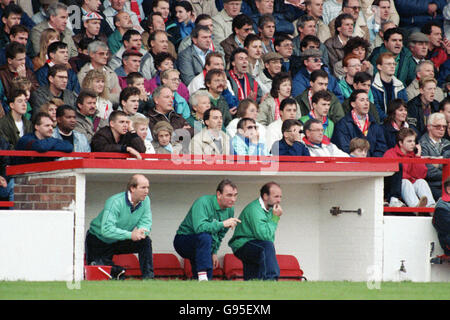 (De gauche à droite) Liam O'Kane, Brian Clough et Archie Gemmill regardent le jeu du dugout Banque D'Images