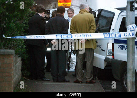 Les officiers de Garda retirent l'un des trois corps découverts à la maison familiale Keegan à Killakee Walk, dans le sud de Dublin, le lundi 13 février 2006. Les corps d'une femme et de deux garçons ont été découverts dans une maison à Dublin, a déclaré aujourd'hui le gardai. Les trois ont été nommés localement comme Mary Keegan, âgée d'environ 41 ans, et ses deux fils Glen, 10 ans, et Andrew, âgés d'environ sept ans. Voir PA Story DEATH Dublin Irlande. APPUYEZ SUR ASSOCIATION photo. Le crédit photo devrait se lire comme suit : Niall Carson/PA Banque D'Images