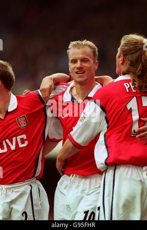 Soccer - FA Carling Premiership - Arsenal contre Newcastle United.Dennis Bergkamp d'Arsenal (à gauche) célèbre avec son coéquipier Emmanuel petit (à droite) après avoir marquant le premier but du match Banque D'Images