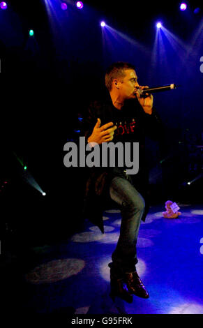 Lee Ryan en concert, au Shepherds Bush Empire, à l'ouest de Londres, le mardi 14 février 2006. APPUYEZ SUR ASSOCIATION photo. Le crédit photo devrait se lire: Steve Parsons/PA Banque D'Images