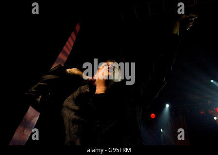 Lee Ryan en concert, au Shepherds Bush Empire, à l'ouest de Londres, le mardi 14 février 2006. APPUYEZ SUR ASSOCIATION photo. Le crédit photo devrait se lire: Steve Parsons/PA Banque D'Images