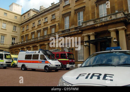 Des véhicules d'intervention d'urgence se rassemblent dans le quadrilatère de Buckingham Palace, dans le centre de Londres, hier, mardi 14 février 2006. Les véhicules d'intervention d'urgence devaient se rassembler au palais avant la réception des services d'urgence et d'intervention en cas de catastrophe d'aujourd'hui qui se tiendra au palais de Buckingham sur invitation de la reine Elizabeth II, le mercredi 15 février 2006. APPUYEZ SUR ASSOCIATION photo. Le crédit photo devrait se lire comme suit : Johnny Green/WPA Rota/PA. Banque D'Images