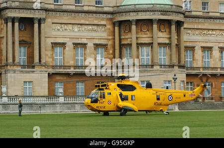 Un hélicoptère de sauvetage Mark 3a de la Royal Air Force Sea King atterrit sur les pelouses de Buckingham Palace dans le centre de Londres, le mercredi 15 2006 février.Les services d'intervention d'urgence se sont réunis au palais pour la réception des services d'urgence et d'intervention en cas de catastrophe, qui se tiendra au palais de Buckingham ce soir, sur invitation de la reine Elizabeth IIVoir l'histoire de l'AP URGENCE ROYALE.WPA ROTA.APPUYEZ SUR ASSOCIATION PHOTO.Le crédit photo devrait se lire : Johnny Green/WPA/PA Banque D'Images