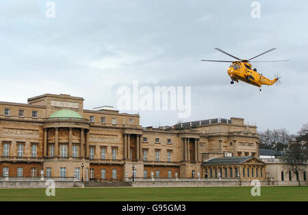 Un hélicoptère de sauvetage Mark 3a de la Royal Air Force Sea King atterrit sur les pelouses de Buckingham Palace dans le centre de Londres. Les services d'intervention d'urgence se sont rassemblés au palais pour la réception des services d'urgence et d'intervention en cas de catastrophe, qui devait se tenir au palais de Buckingham, sur invitation de la reine Elizabeth II Banque D'Images