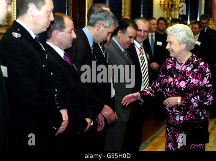 La reine Elizabeth II de Grande-Bretagne rencontre des travailleurs des services d'urgence, notamment John Holland de Rapid UK (3e gauche, mauve tie) dans la salle de musique à l'intérieur de Buckingham Palace, centre de Londres, le mercredi 15 février 2006.Les travailleurs d'intervention d'urgence se sont réunis au palais pour la réception des services d'urgence et d'intervention en cas de catastrophe sur invitation de la reine Elizabeth II. Voir l'histoire de l'AP URGENCE ROYALE.APPUYEZ SUR ASSOCIATION PHOTO.Le crédit photo devrait se lire : Johnny Green/WPA/PA Banque D'Images