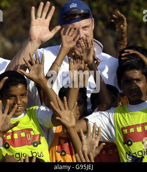 Andrew Flintop, d'Angleterre, avec des enfants du programme Magic bus qui aide les enfants de taudis à s'impliquer dans le sport au terrain de jeu de Port Trust , Bombay, Inde, vendredi 17 février 2006. Regardez PA Story CRICKET England. APPUYEZ SUR ASSOCIATION photo. Crédit photo devrait se lire: Rebecca Naden/PA. ***- PAS D'UTILISATION DE TÉLÉPHONE MOBILE*** Banque D'Images