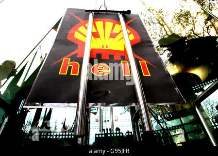 Les membres de la campagne Shell-to-Sea sont reflétés dans les fenêtres des bureaux du centre de Dublin, le vendredi 17 février 2006.Les militants écologistes se sont barricadés en utilisant des vélos enchaînés à l'extérieur du quartier général de Shell.Voir Environnement de scénario PA Shell.APPUYEZ SUR ASSOCIATION photo.Le crédit photo devrait se lire comme suit : Niall Carson/PA. Banque D'Images