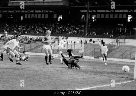 Kerry Dixon de Chelsea (troisième r) Glisse le ballon devant le gardien de but des Rangers Nicky Walker (deuxième r) Pour marquer comme coéquipier Paul Canoville (r) commence les célébrations Banque D'Images