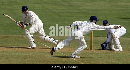 Le Geraint Jones (L) d'Angleterre bat le terrain de cricket de l'IPCL, Baroda, Inde, le jeudi 23 février 2006. Il a effectué quatre courses au cours du premier jour du match de tournée contre le XI du président du conseil d'administration indien. Voir PA Story CRICKET England. APPUYEZ SUR ASSOCIATION photo. Crédit photo devrait se lire: Rebecca Naden/PA. Banque D'Images