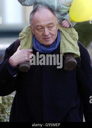 Le maire de Londres, Ken Livingstone, revient chez lui dans le nord de Londres, le vendredi 24 février 2006. Aujourd'hui, M. Livingstone a été suspendu pendant quatre semaines pour avoir comparé un journaliste juif à un garde de camp de concentration nazi. Le Comité d'arbitrage pour l'Angleterre, composé de trois hommes, a unanimement déclaré que M. Livingstone avait été « inutilement insensible et offensant » par rapport au journaliste Oliver Finegold, en le comparant à un garde de camp de concentration nazi en février de l'année dernière. Voir PA Story TRIBUNAL Livingstone. APPUYEZ SUR ASSOCIATION photo. Le crédit photo devrait se lire comme suit : Ian Nicholson/PA. Banque D'Images