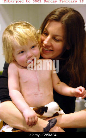 Claudia Twby, la patiente de 18 mois atteinte d'une greffe cardiaque et sa mère Jodie Lansdale au Great Ormond Street Hospital for Children de Londres. Claudia a bénéficié de la pionnière 'Berlin Heart', une pompe miniature qui l'a aidé à rester en vie pendant 27 jours pendant qu'elle attendait un coeur donneur, elle a été révélée dimanche 26 février 2006. Voir l'histoire de PA SANTÉ coeur. APPUYEZ SUR ASSOCIATION photo. Photo Credit devrait lire: Matthew Fearn/PA NOTE POUR LES ÉDITEURS DE PHOTOS: Photo prise mercredi 22 février Banque D'Images