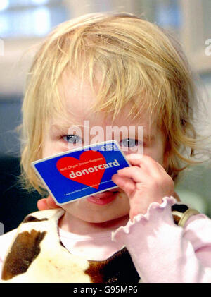 Claudia Twby, la patiente de 18 mois qui a subi une transplantation cardiaque, joue avec une carte de donneur au Great Ormond Street Hospital for Children de Londres. Claudia a bénéficié de l'avant-garde « Berlin Heart », une pompe miniature qui l'a aidée à rester en vie pendant 27 jours pendant qu'elle attendait un cœur donneur. Elle a été révélée dimanche 26 février 2006. Voir l'histoire de PA SANTÉ coeur. APPUYEZ SUR ASSOCIATION photo. Photo Credit devrait lire: Matthew Fearn/PA NOTE POUR LES ÉDITEURS DE PHOTOS: Photo prise mercredi 22 février Banque D'Images