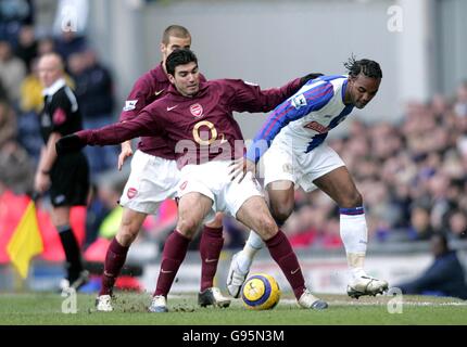 Le Florent Sinama Pongolle de Blackburn Rovers est attaqué par José d'Arsenal Antonio Reyes Banque D'Images