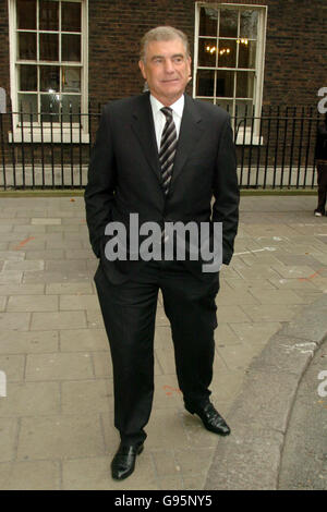 Sir Trevor Brooking, directeur du développement de la football Association (FA), quitte le siège social de la FA à Soho Square, dans le centre de Londres, le jeudi 2 février 2006.Le FA est actuellement en négociation sur le choix du futur directeur de l'Angleterre pour remplacer Sven à la suite des finales de coupe du monde de cette année en Allemagne.Regardez l'histoire des PA.APPUYEZ SUR ASSOCIATION PHOTO.Le crédit photo devrait se lire: Johnny Green/PA Banque D'Images