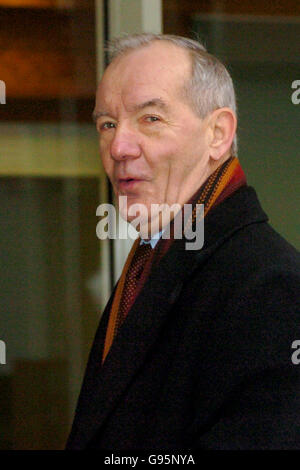 L'entraîneur adjoint d'Angleterre Tord Grip arrive au siège social de l'AA à Soho Square, dans le centre de Londres, le jeudi 2 février 2006. Le FA est actuellement en négociation sur le choix du futur directeur de l'Angleterre pour remplacer Sven à la suite des finales de coupe du monde de cette année en Allemagne. Regardez l'histoire des PA. APPUYEZ SUR ASSOCIATION PHOTO. Le crédit photo devrait se lire: Johnny Green/PA Banque D'Images