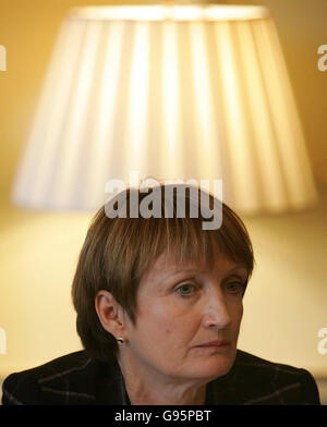 La secrétaire à la culture, Tessa Jowell, s'exprime devant un comité des femmes au travail, à la résidence officielle du Premier ministre britannique à Downing Street, à Londres, le lundi 27 février 2006. L'écart de rémunération entre les sexes est pire en Grande-Bretagne que partout ailleurs en Europe, les femmes travaillant à temps plein gagnent 17 pour cent de moins que les hommes, a déclaré une commission nommée par le gouvernement lundi. Voir PA Story INDUSTRY Women. APPUYEZ SUR ASSOCIATION photo. Le crédit photo devrait se lire comme suit : Toby Melville/Reuters/WPA rota/PA. Banque D'Images