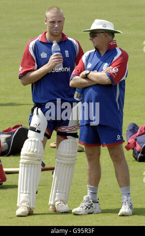 L'entraîneur d'Angleterre Duncan Fletcher (R) avec le capitaine Andrew Flintooff lors d'une séance de pratique de filets au terrain de l'Association de cricket de Vidarbha, Nagpur, Inde, le mardi 28 février 2006. APPUYEZ SUR ASSOCIATION photo. Crédit photo devrait se lire: Rebecca Naden/PA. Banque D'Images