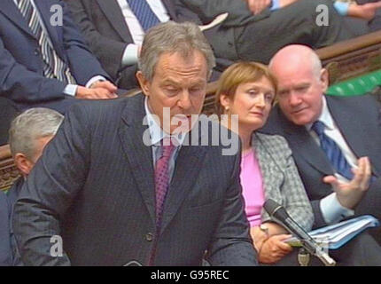 La secrétaire à la Culture, Tessa Jowell, et John Reid (r) écoutent le premier ministre britannique, Tony Blair, lors des questions du premier ministre à la Chambre des communes, à Londres, le mercredi 1er mars 2006.APPUYEZ SUR ASSOCIATION PHOTO.photo Credit devrait lire: PA Banque D'Images