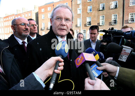 Martin McGuinness, négociateur en chef de Sinn Fein, et d'autres membres de la délégation de Sinn Fein parlent aux médias à l'extérieur des bâtiments gouvernementaux, mercredi 1er mars 2006, après avoir rencontré Taoiseach Bertie Ahern et le cabinet pour des pourparlers à la suite des émeutes de samedi dans le centre-ville de Dublin. Voir l'histoire de PA ULSTER Politics. APPUYEZ SUR ASSOCIATION photo. Le crédit photo devrait se lire : Julien Behal/PA. Banque D'Images