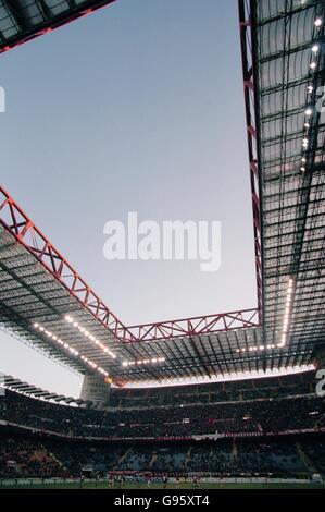 Football italien - série A - AC Milan / Udinese.Vue sur le toit du stade San Siro, stade de l'AC Milan Banque D'Images