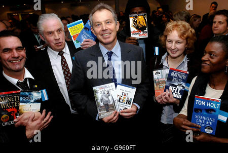 Le Premier ministre Tony Blair à l'occasion de la Journée mondiale du livre à Londres, le jeudi 2 mars 2006, où il a annoncé le lancement d'une nouvelle initiative de lecture pour adultes appelée « lectures rapides ». Les auteurs les plus vendus ont été commandés pour écrire de courts livres pour aider les lecteurs émergents et pour encourager les adultes à en lire plus. Voir les livres DE FORMATION sur l'histoire des PA. APPUYEZ SUR ASSOCIATION photo. Le crédit photo devrait se lire comme suit : Stefan Rousseau/PA. Banque D'Images