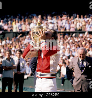 Bjorn Borg, champion des singles pour hommes, embrasse le trophée en célébration Banque D'Images