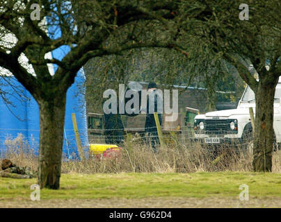 La police enquêtant sur le vol de plusieurs millions de livres au dépôt de Securitas continue de fouiller le terrain de la ferme Elderden à Staplehurst, dans le Kent, le vendredi 3 2006 mars, alors que deux autres hommes ont été inculpés en relation avec le raid. Jetmir Bucpapa, 24 ans, de Tonbridge et Lea John Rusha, 33 ans, de Southborough, ont tous deux été accusés de complot pour commettre un vol qualifié. Voir PA Story COURTS vol. APPUYEZ SUR ASSOCIATION photo. Le crédit d'image devrait se lire: Gareth Fuller/PA. Banque D'Images