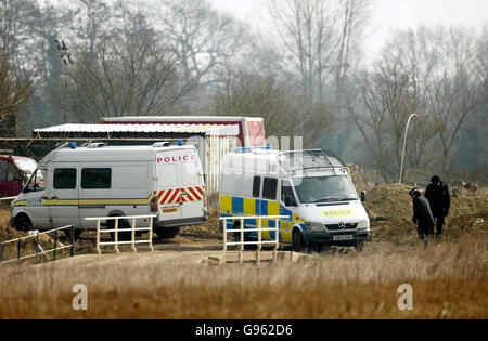 La police enquêtant sur le vol de plusieurs millions de livres au dépôt de Securitas continue de fouiller le terrain de la ferme Elderden à Staplehurst, dans le Kent, le vendredi 3 2006 mars, alors que deux autres hommes ont été inculpés en relation avec le raid. Jetmir Bucpapa, 24 ans, de Tonbridge et Lea John Rusha, 33 ans, de Southborough, ont tous deux été accusés de complot pour commettre un vol qualifié. Voir PA Story COURTS vol. APPUYEZ SUR ASSOCIATION photo. Le crédit d'image devrait se lire: Gareth Fuller/PA. Banque D'Images