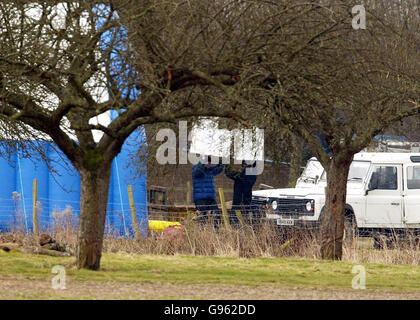 La police enquêtant sur le vol de plusieurs millions de livres au dépôt de Securitas continue de fouiller le terrain de la ferme Elderden à Staplehurst, dans le Kent, le vendredi 3 2006 mars, alors que deux autres hommes ont été inculpés en relation avec le raid. Jetmir Bucpapa, 24 ans, de Tonbridge et Lea John Rusha, 33 ans, de Southborough, ont tous deux été accusés de complot pour commettre un vol qualifié. Voir PA Story COURTS vol. APPUYEZ SUR ASSOCIATION photo. Le crédit d'image devrait se lire: Gareth Fuller/PA. Banque D'Images