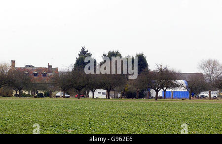 La police enquêtant sur le vol de plusieurs millions de livres au dépôt de Securitas continue de fouiller le terrain de la ferme Elderden à Staplehurst, dans le Kent, le vendredi 3 2006 mars, alors que deux autres hommes ont été inculpés en relation avec le raid. Jetmir Bucpapa, 24 ans, de Tonbridge et Lea John Rusha, 33 ans, de Southborough, ont tous deux été accusés de complot pour commettre un vol qualifié. Voir PA Story COURTS vol. APPUYEZ SUR ASSOCIATION photo. Le crédit d'image devrait se lire: Gareth Fuller/PA. Banque D'Images