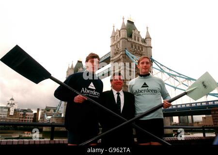 Les deux présidents de clubs de bateaux, Charlie Humphries d'Oxford (à gauche) et Brad Crombie de Cambridge (à droite), posent devant Tower Bridge avec Martin Gilbert, directeur général de la nouvelle course de bateaux sponsors Aberdeen Asset Management Banque D'Images