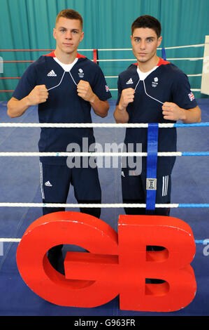 Pat McCormack (à gauche) et Josh Kelly pendant les Olympiques à l'annonce de l'équipe English Institute of Sport, Sheffield. Banque D'Images