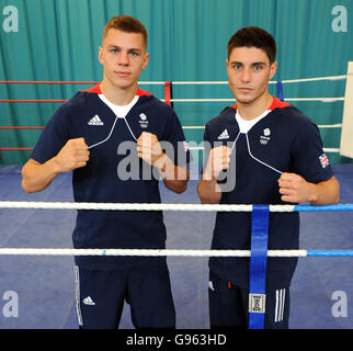 Pat McCormack (à gauche) et Josh Kelly pendant les Olympiques à l'annonce de l'équipe English Institute of Sport, Sheffield. Banque D'Images