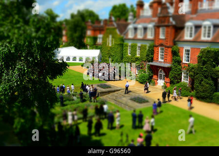 Les étudiants sont réunis au Newnham College de Cambridge pour leur obtention du diplôme portant photo fourrure robes et capots Banque D'Images